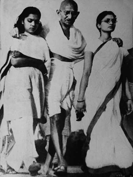 Gandhiji going to the prayer meeting with Ava Gandhi and another lady at Birla House, New Delhi.jpg